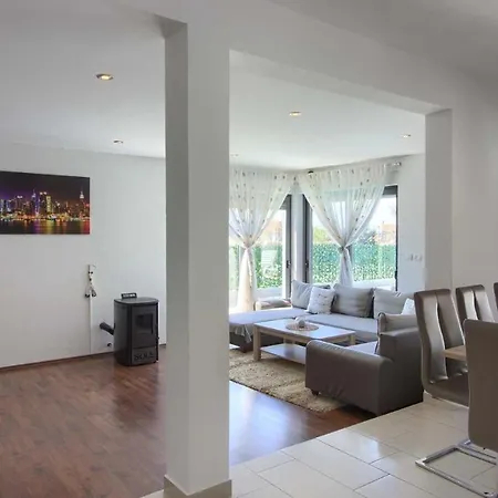 别墅 Charming With Private Pool In Pula, Extra Pool Heating By Wiibuk 普拉